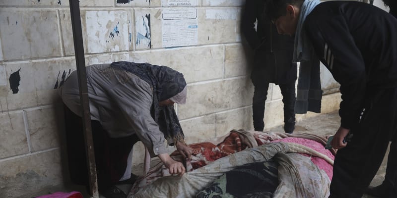 Lidé v Sýrii identifikují oběti katastrofy
