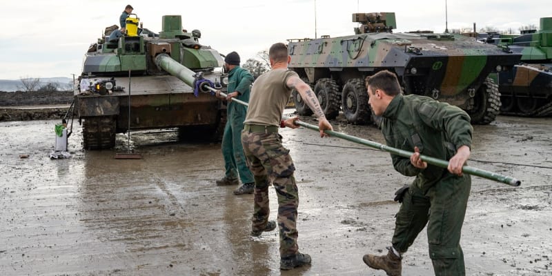 Tank Leclerc během údržby