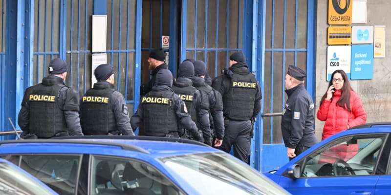 Policisté před hlavní poštou v Brně, 6. února 2023. Důvodem je oznámení o bombě.