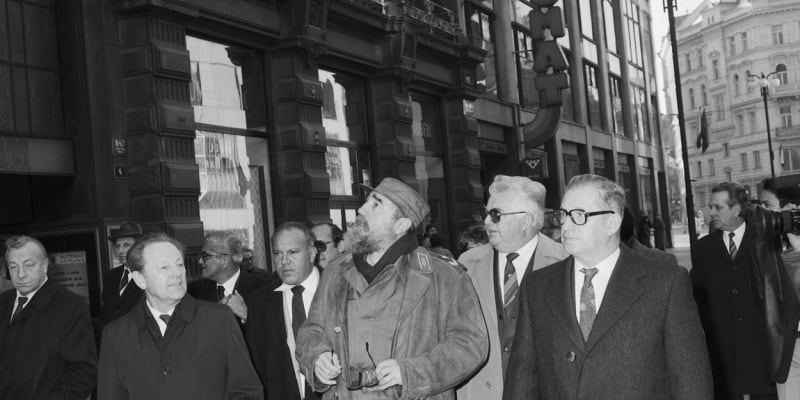 Štrougal kazuje vůdci kubánské revoluce Fidelu Castrovi Prahu (1986)