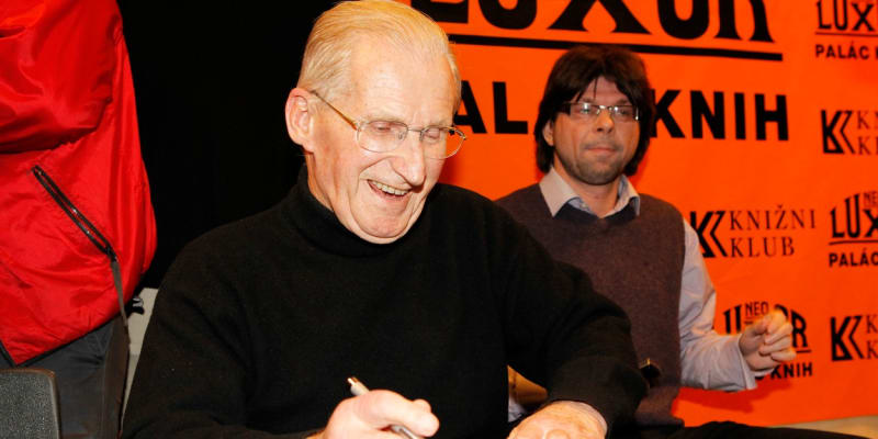 Štrougal v roce 2012 při autogramiádě své knihy