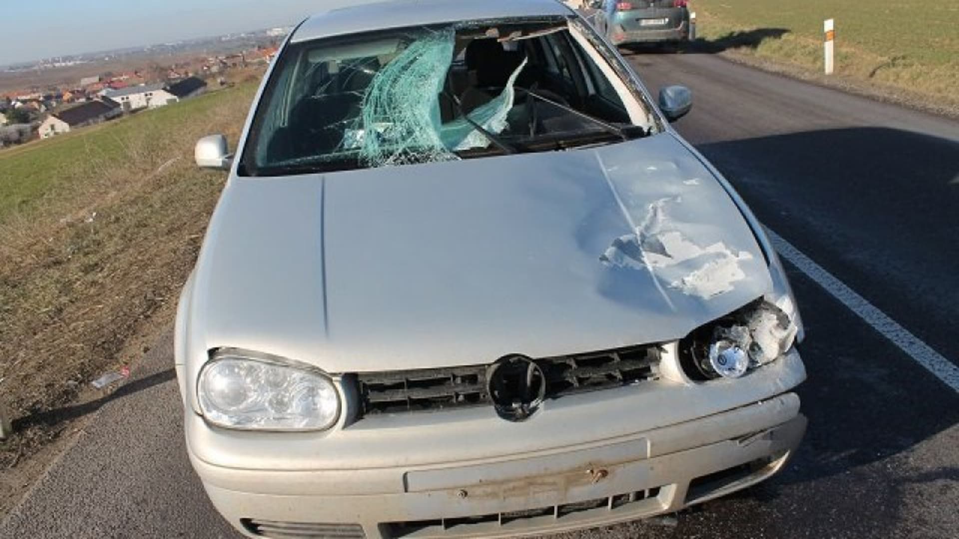 Typický případ nehody auta poškozeného padajícím ledem.