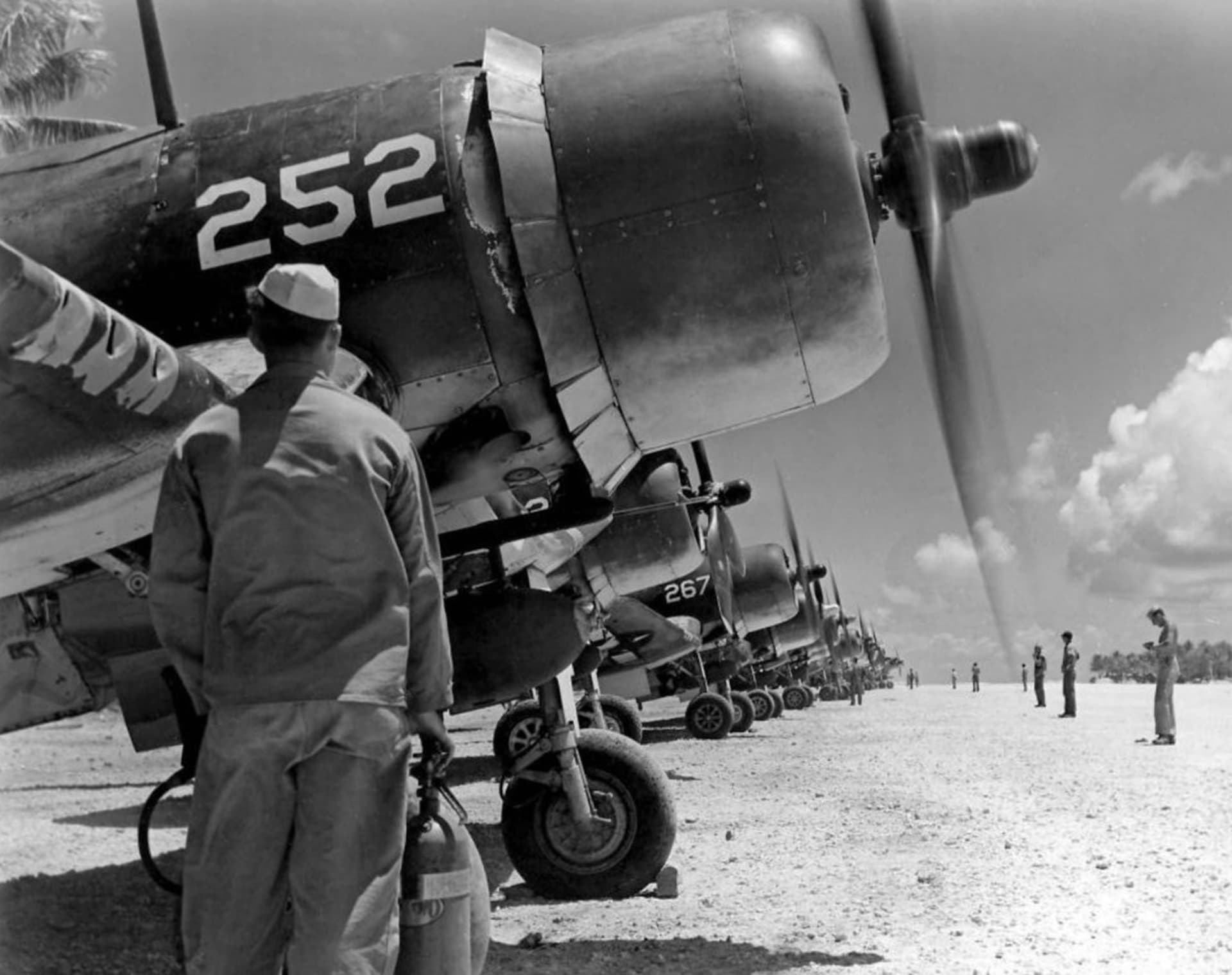 Letadla na Hendersonově letišti na Guadalcanalu