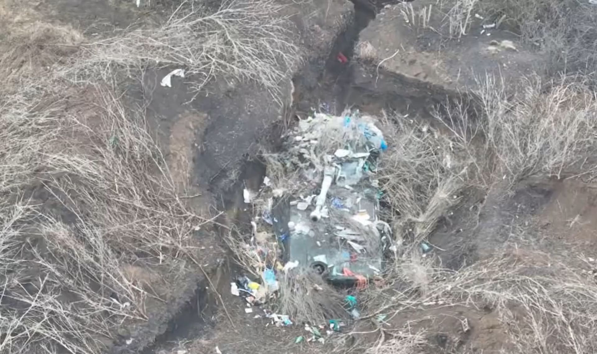 Ukrajinci zničili ruskou houfnici zamaskovanou odpadky.