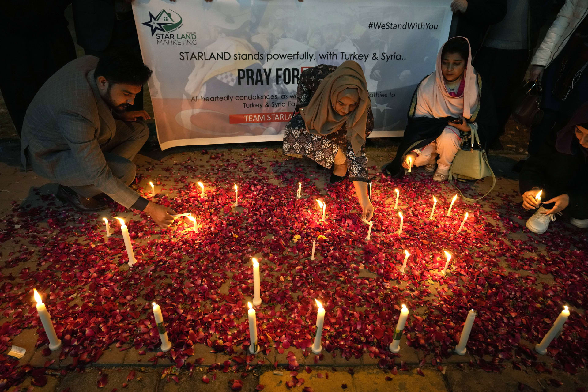 Pomník pro oběti zemětřesení v Turecku a Sýrii v Pákistánu