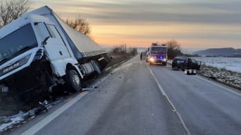Tragická nehoda v Bánovcích: Řidič vjel do protisměru, smetl ho kamion. Z auta zůstal jen šrot