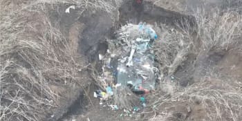 Bizarní kamufláž: Okupanti zamaskovali houfnici odpadky. Ukrajinci stroj přesto zničili