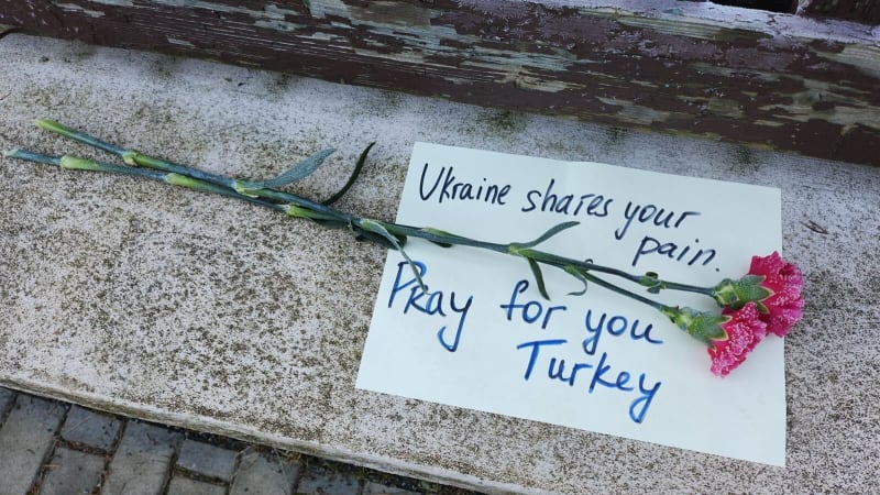 Lidé v Praze vyjadřují soustrast s obětmi zemětřesení v Turecku a Sýrii.