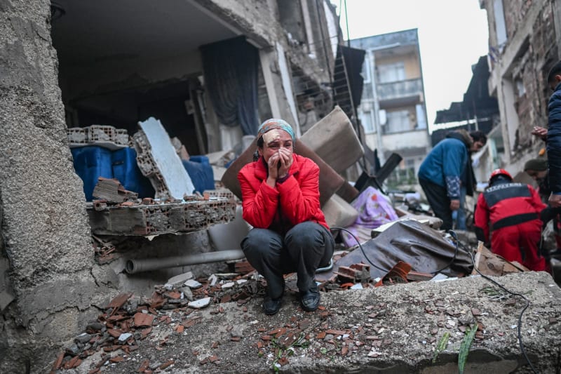 Slzy z obrovské tragédie. Zemětřesení v Turecku má tisíce obětí.