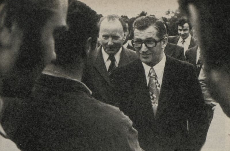 Lubomír Štrougal v JZD Chelčice na jihu Čech. Časopis Květy 1977. Zdroj Nár digitální knihovna Kramerius. 