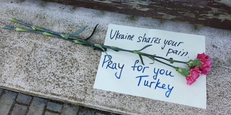 Lidé v Praze vyjadřují soustrast s obětmi zemětřesení v Turecku a Sýrii.