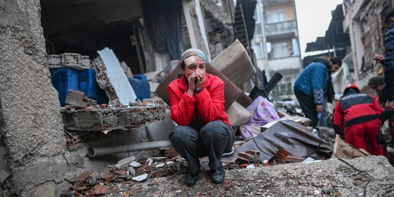 Slzy z obrovské tragédie. Zemětřesení v Turecku má tisíce obětí.