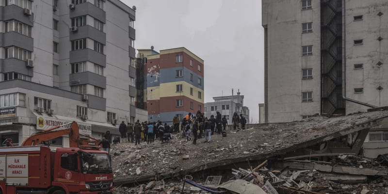 Zemětřesení v Turecku a Sýrii si vyžádalo desetisíce mrtvých.