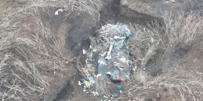 Ukrajinci zničili ruskou houfnici zamaskovanou odpadky.