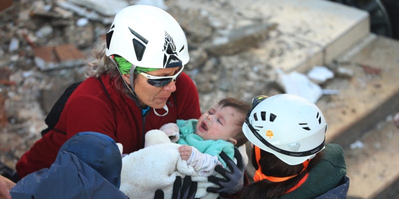 Šestiměsíční dítě a jeho matku vytáhli záchranáři ze sutin po zemětřesení v Turecku po 29 hodinách.