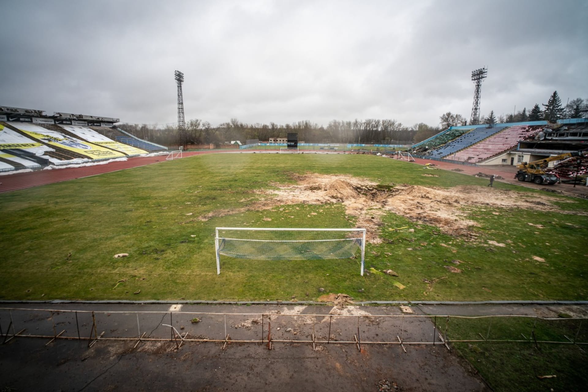 Rusové zničili ukrajinský sportovní stadion v Černigově. (duben 2022)