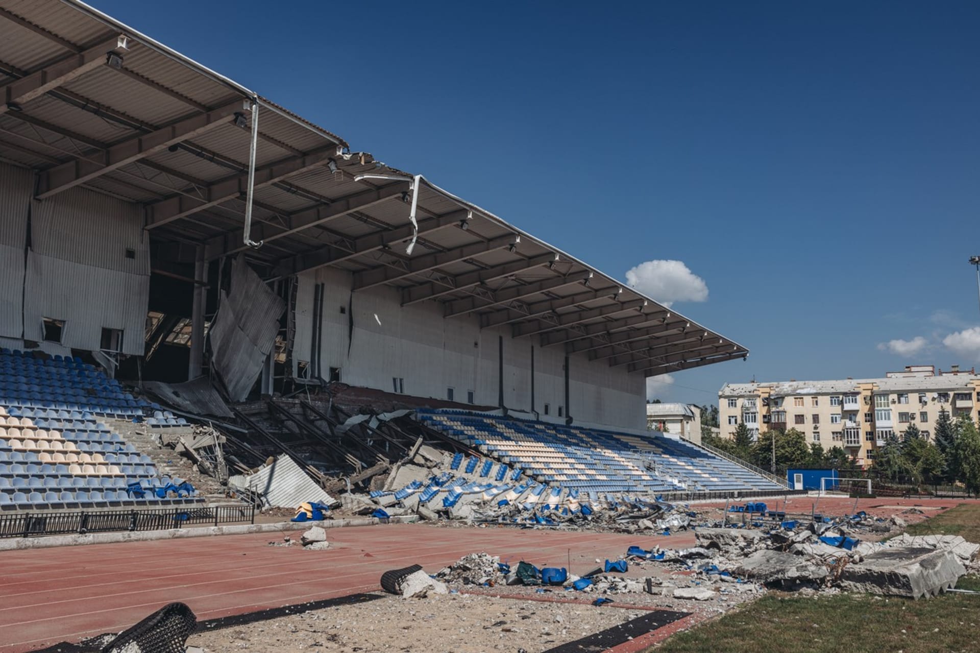 Rusové zničili ukrajinský sportovní stadion v Bachmutu (červenec 2022)