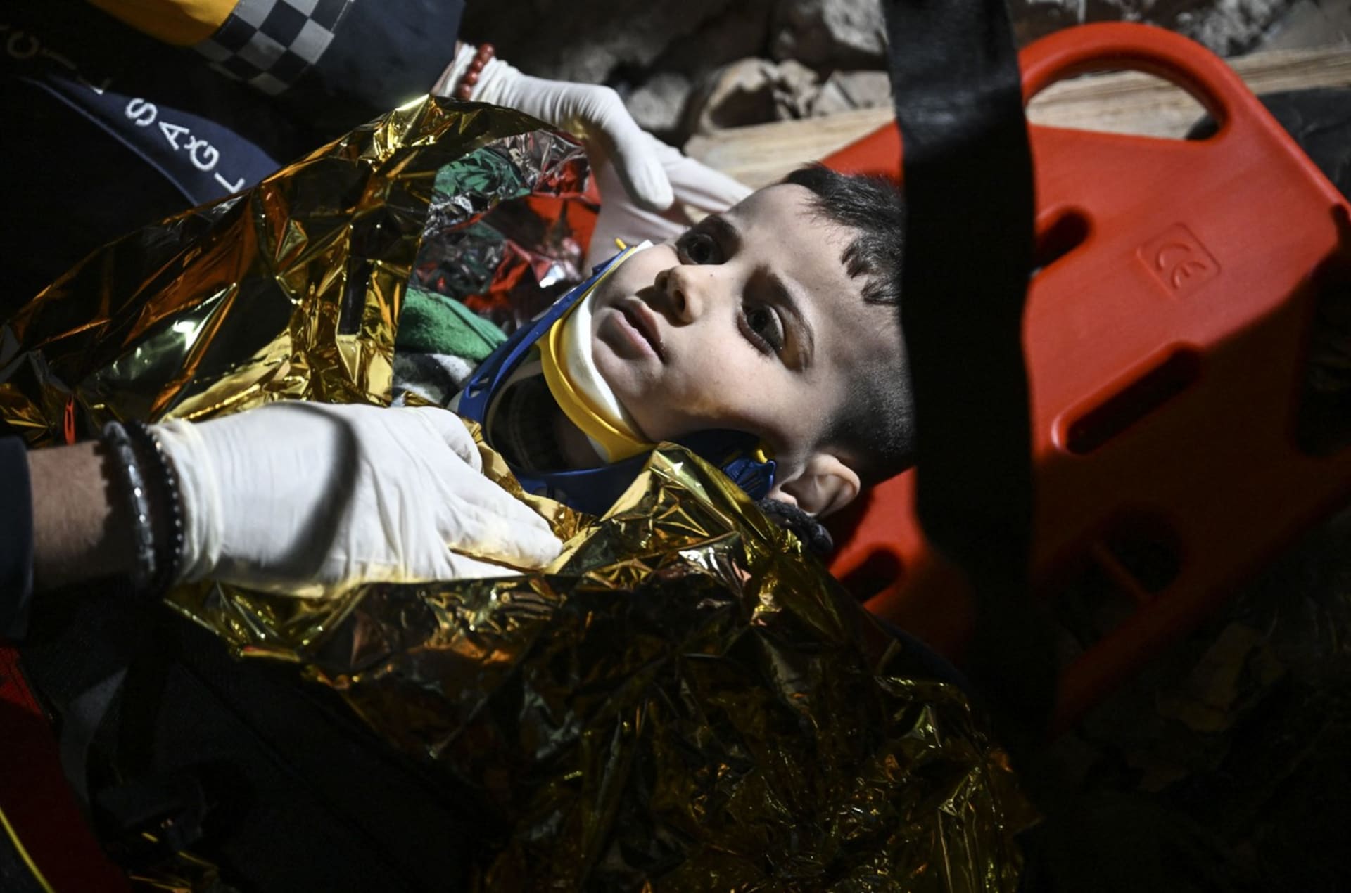 Záchranářům v tureckém Hatay se po 45 hodinách podařilo osvobodit i malého chlapce.