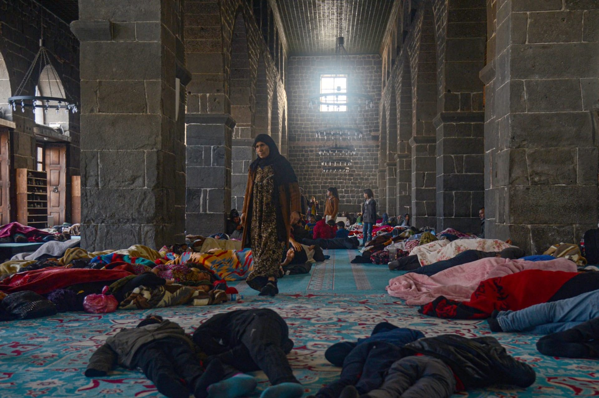 Z mešity ve městě Diyarbakir se stal uprchlický tábor pro lidi, kteří přišli o střechu nad hlavou.