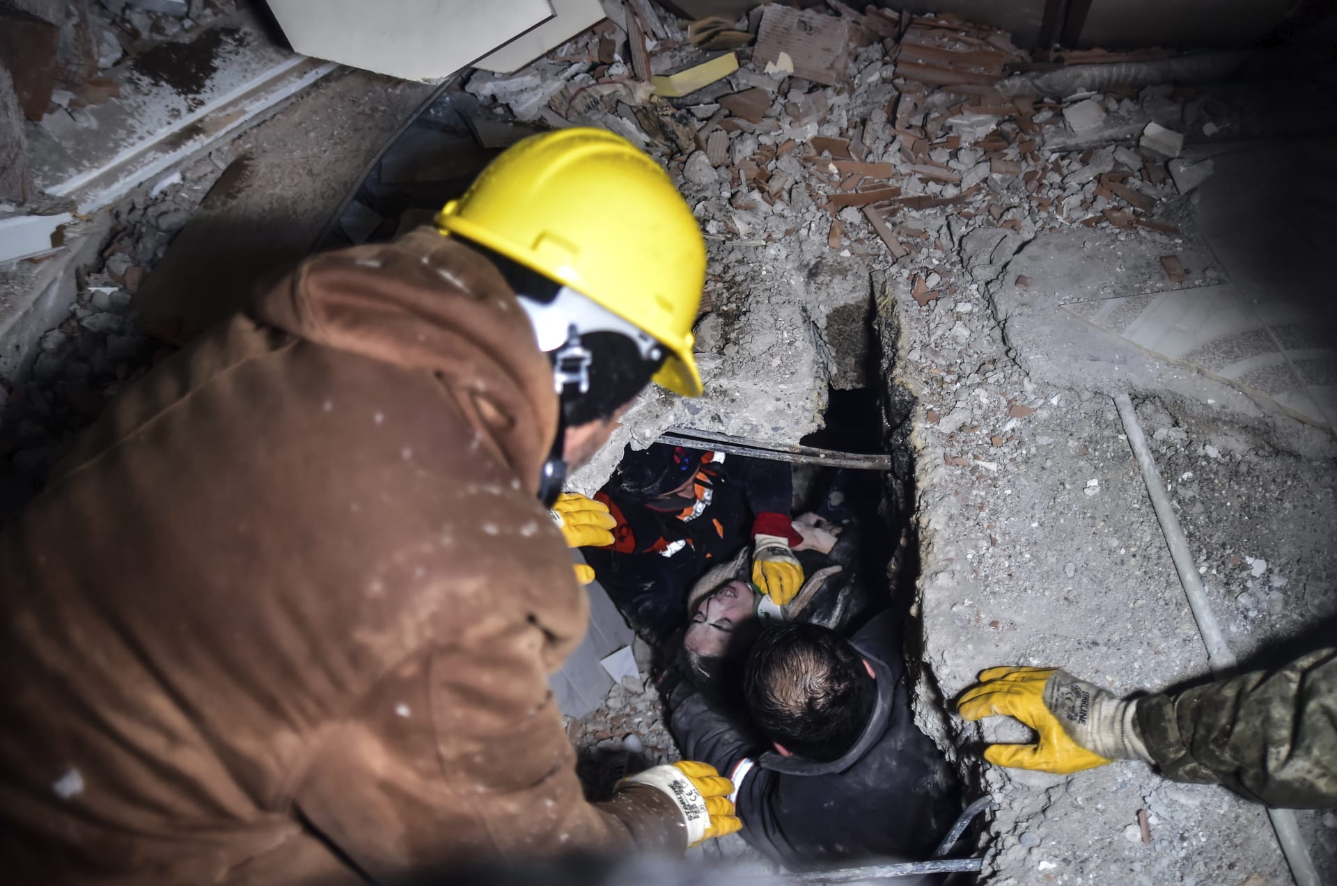 Záchránáři objevili ženu v troskách ve městě Elbistan.