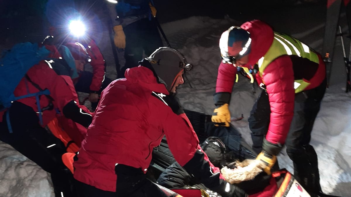 Záchranáři v Tatrách odvezli vyčerpaného muže na saních. 