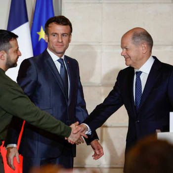 Ukrajinský prezident Zelenskyj na schůzce s Macronem a německým kancléřem Scholzem.
