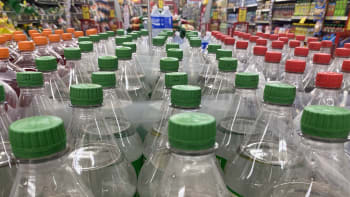 Převratná novinka míří do českých supermarketů: Za vrácené PET lahve získají lidé slevu