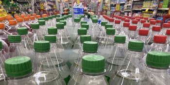 Převratná novinka míří do českých supermarketů: Za vrácené PET lahve získají lidé slevu