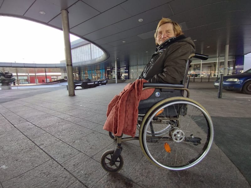 Amputovali jí obě nohy, přesto nemá invalidní důchod a na nádraží ji nepustí ani na WC pro invalidy. 64letá Kristýna Kerestešová z Ostravy.