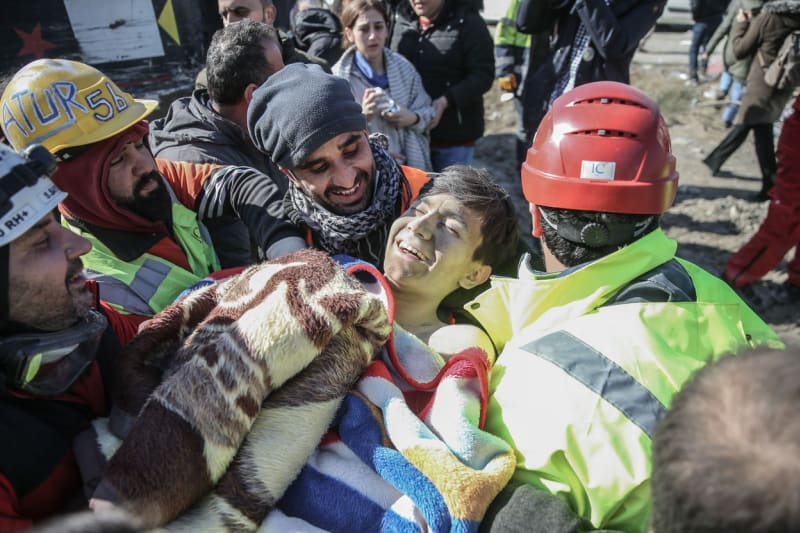 Šestnáctiletý Mahmut Salman se už může usmívat, záchranáři ho po 56 hodinách nalezli živého.