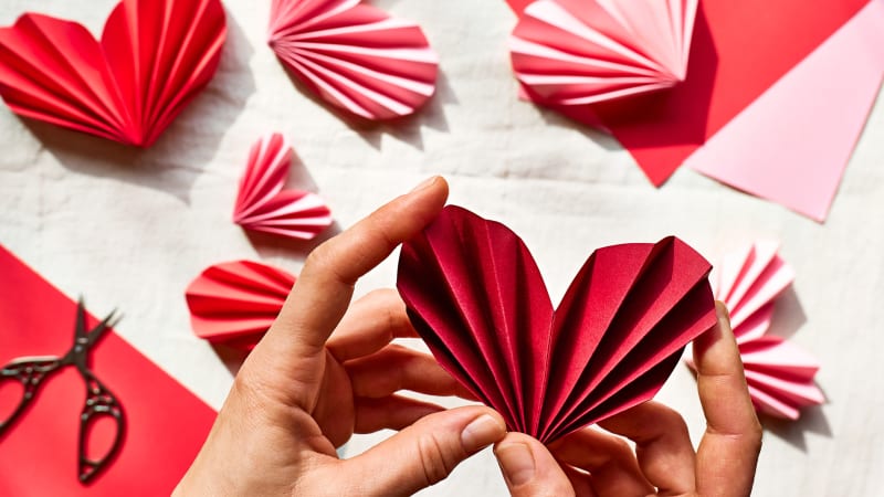 Skládaná valentýnská srdíčka: Vytvořte si doma s dětmi sváteční výzdobu