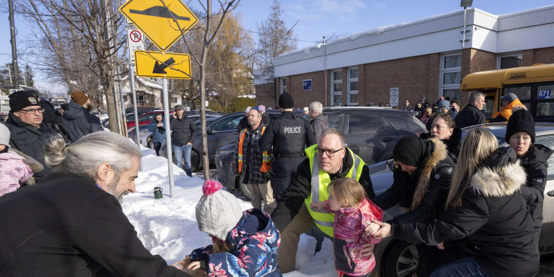 Do jeslí u Montrealu narazil autobus, podle policie dvě děti zemřely.