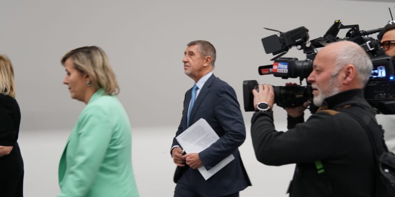 Předsednictvo hnutí ANO v čele s Andrejem Babišem na tiskové konferenci 