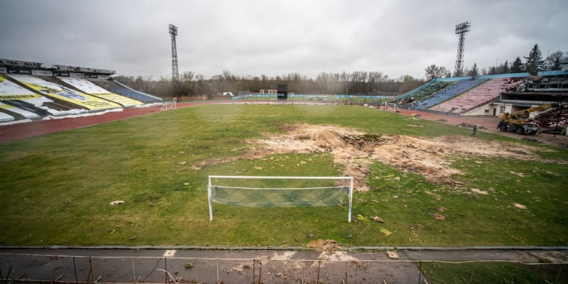 Rusové zničili ukrajinský sportovní stadion v Černigově. (duben 2022)