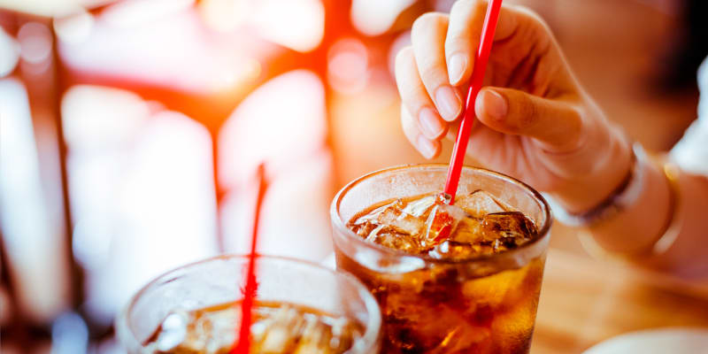 Doporučenou denní dávku cukru obsahuje třeba pouhý půllitr kolového nápoje.