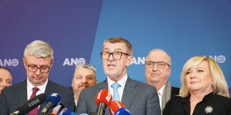 Předsednictvo hnutí ANO v čele s Andrejem Babišem na tiskové konferenci