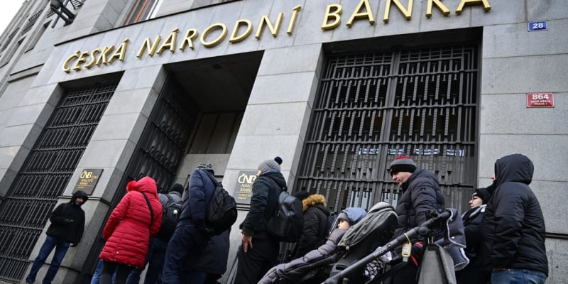 Tisíce lidí od rána stály dlouhé fronty před pobočkami České národní banky kvůli výroční bankovce.