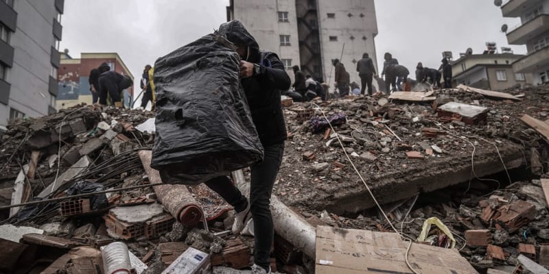 Zemětřesení v Turecku a Sýrii si vyžádalo tisíce mrtvých.