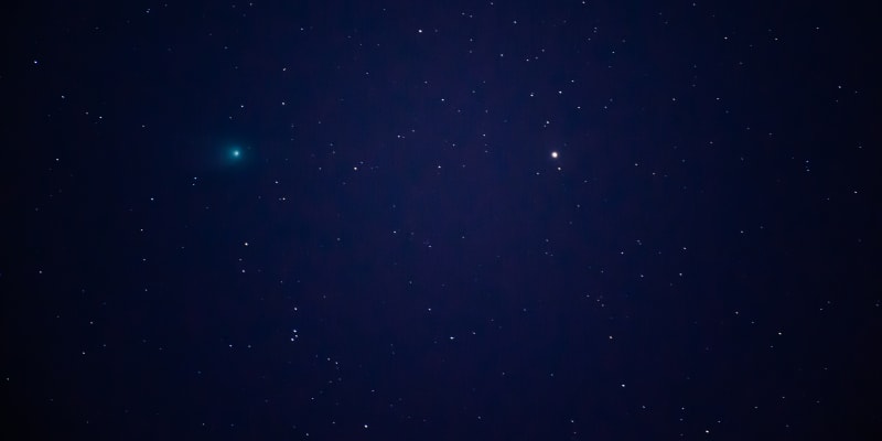 Nazelenalá kometa nad italským městem Molfetta