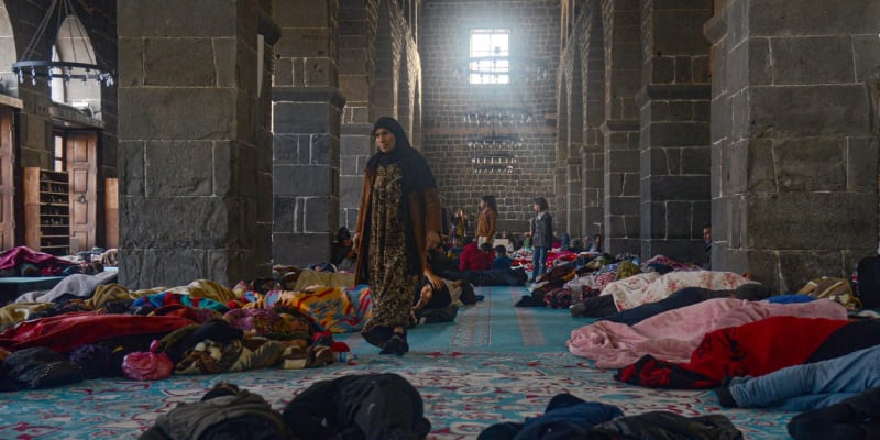 Z mešity ve městě Diyarbakir se stal uprchlický tábor pro lidi, kteří přišli o střechu nad hlavou.