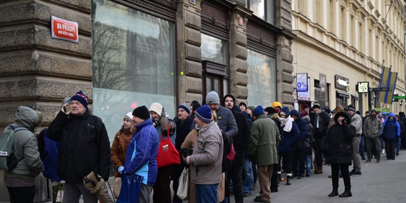 Tisíce lidí od rána stály dlouhé fronty před Českou národní bankou kvůli výroční tisícikoruně.
