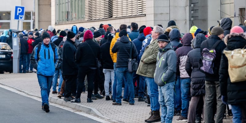 Tisíce lidí od rána stály dlouhé fronty před Českou národní bankou kvůli výroční bankovce.