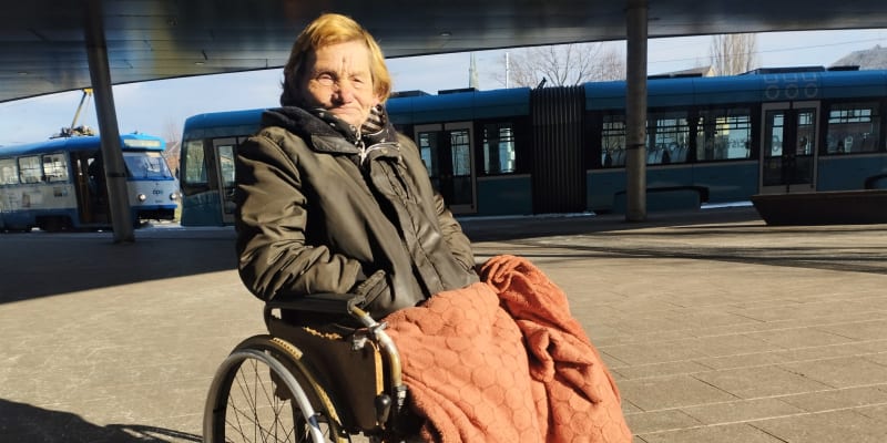 Amputovali jí obě nohy, přesto nemá invalidní důchod a na nádraží ji nepustí ani na WC pro invalidy. 64letá Kristýna Kerestešová z Ostravy.