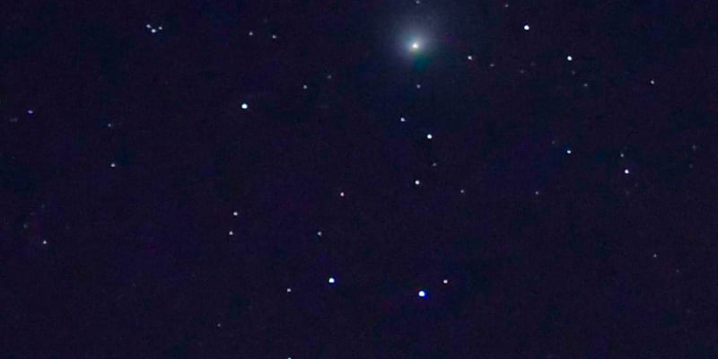 Kometa C/2022 E3 (ZTF) nad bulharským městem Veliko Tarnovo