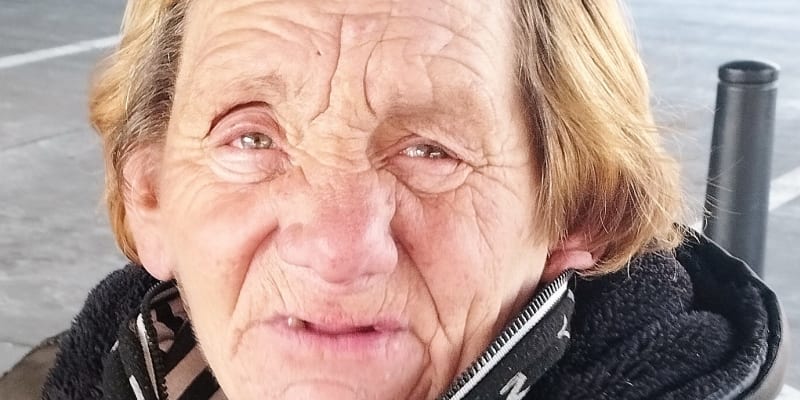 Amputovali jí obě nohy, přesto nemá invalidní důchod a na nádraží ji nepustí ani na WC pro invalidy. 64letá Kristýna Kerestešová z Ostravy..