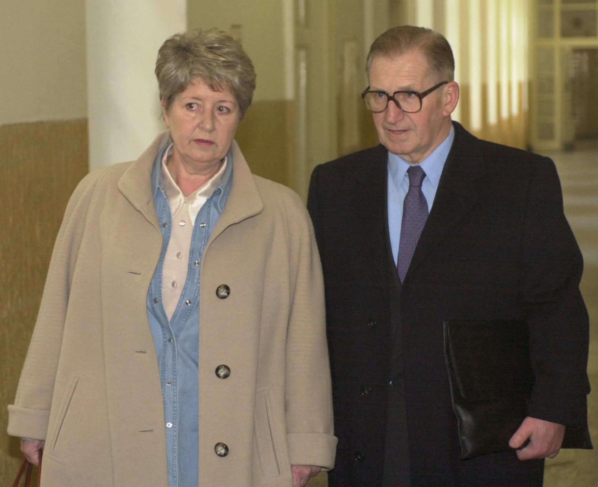 Lubomír Štrougal se svou druhou manželkou Miluší u soudu (2002).