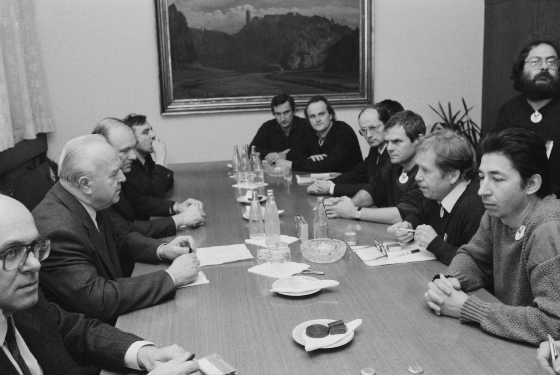 Ján Budaj (zcela vpravo) patřil mezi vyjednavače demokratické opozice s komunistickou mocí. Vedle Budaje sedí Václav Havel, Milan Kňažko, Ján Čarnogurský nebo Michael Kocáb.