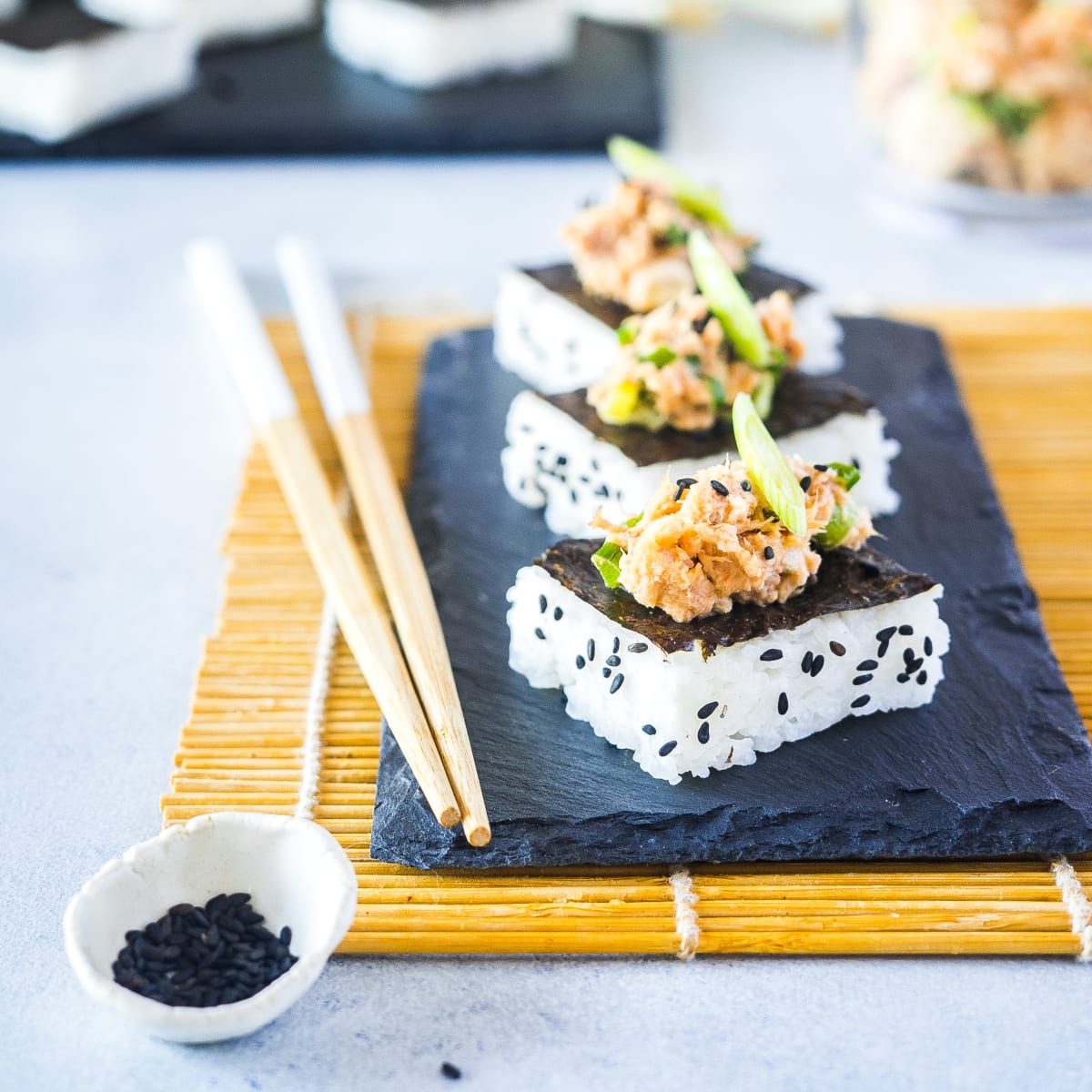 Sushi řezy s pikantním tuňákem