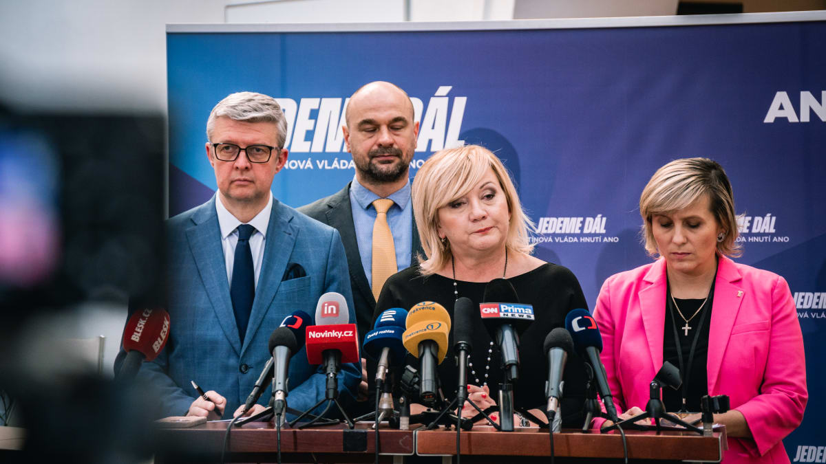 Zleva: Poslanci hnutí ANO Karel Havlíček, Martin Kolovratník, Alena Schillerová, Jana Vildumetzová