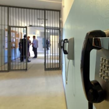 Telefonování ve vězení je značně omezené a vlastnictví mobilního telefonu zakázané. (Ilustrační foto)
